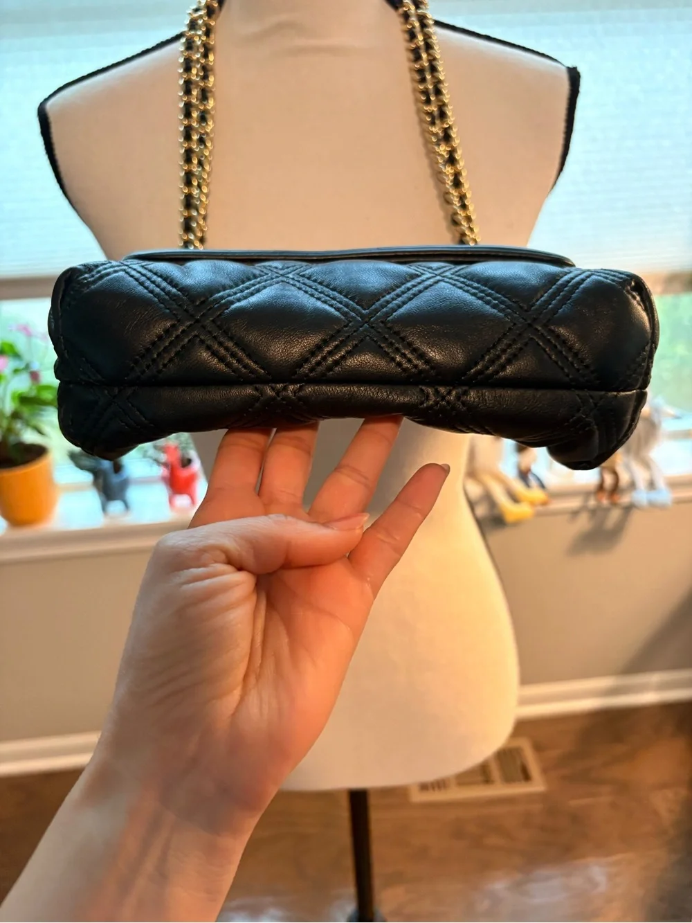 ✨Tory Burch (EUC) Quilted Black Shoulder Bag with Gold Chain Straps✨